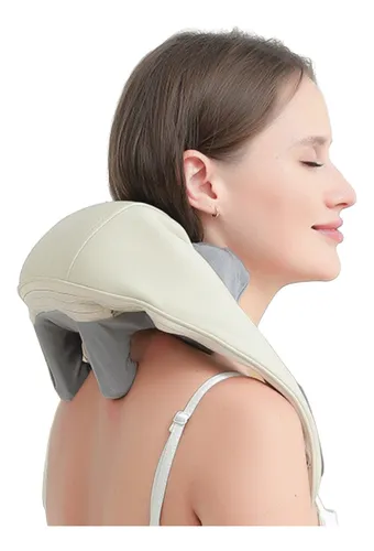 Foto de uma mulher com o massageador nos ombros